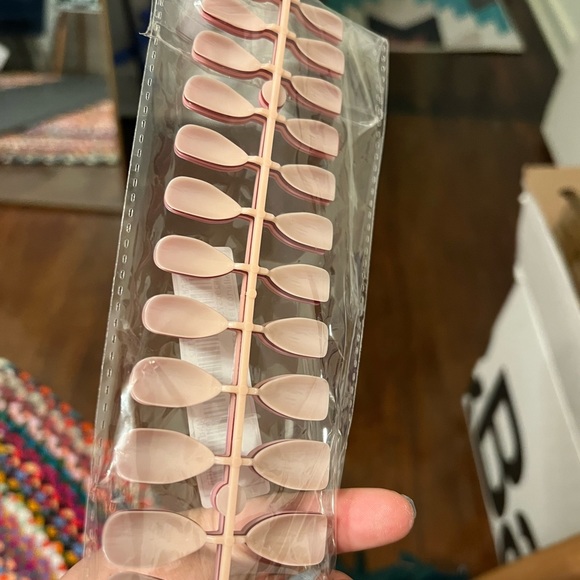 Short Almond Fake Nails 💅 - Picture 4 of 5